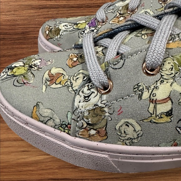 Disney x TOMS Grey Seven Dwarfs Printed Canvas Sneakers Youth Size 2. - Picture 7 of 10